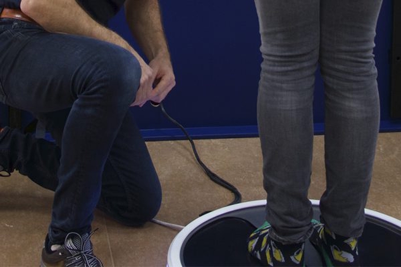 Balansmeting - Een abstracte figuur op een platform met een digitaal scherm dat balans toont